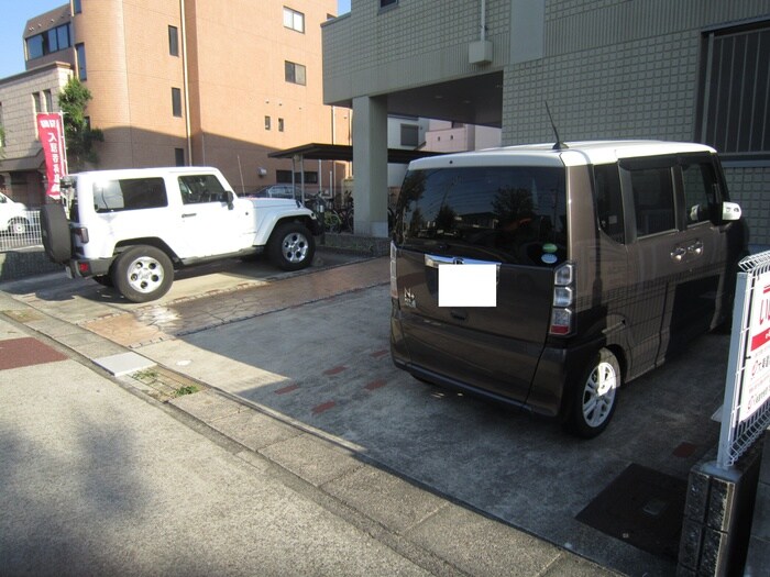 物件外観写真2　(駐車場)