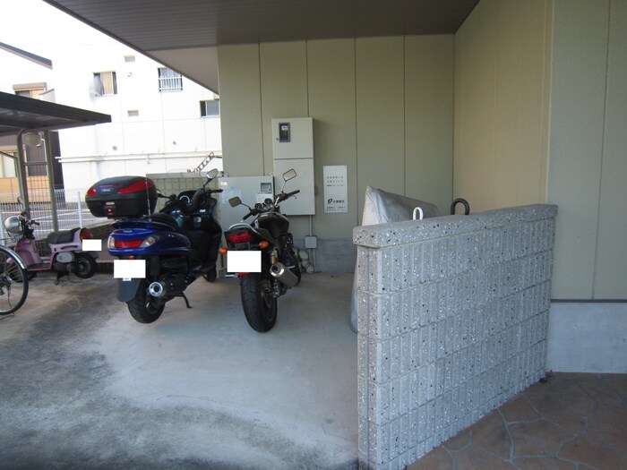 物件外観写真6　(バイク置き場)