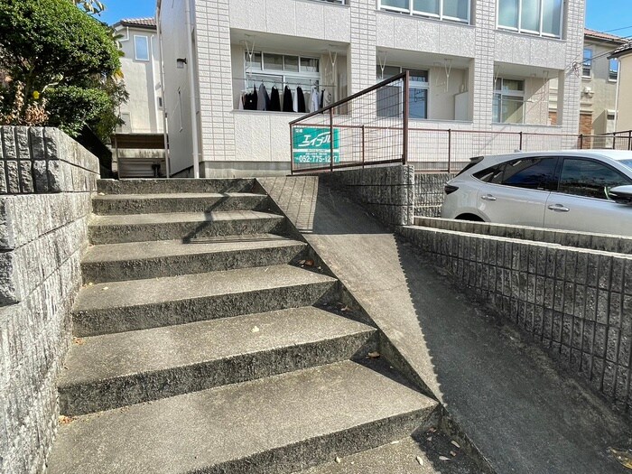 物件外観写真4　(エントランス部分)