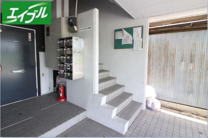 物件外観写真3　(エントランス部分)