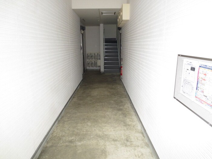 物件外観写真3　(エントランス部分)