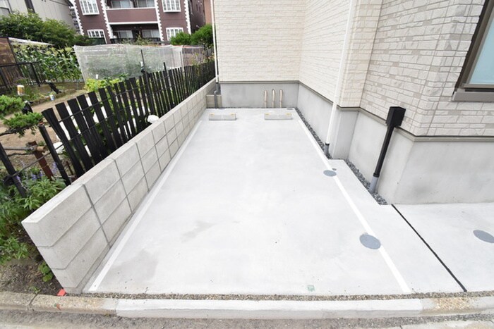 物件外観写真4　(駐車場)