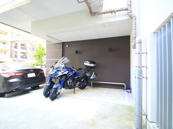 物件外観写真5　(バイク置き場)