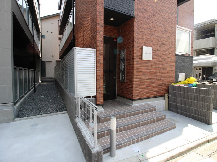 物件外観写真3　(エントランス部分)