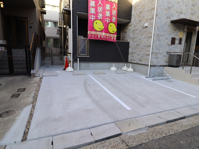 物件外観写真6　(駐車場)