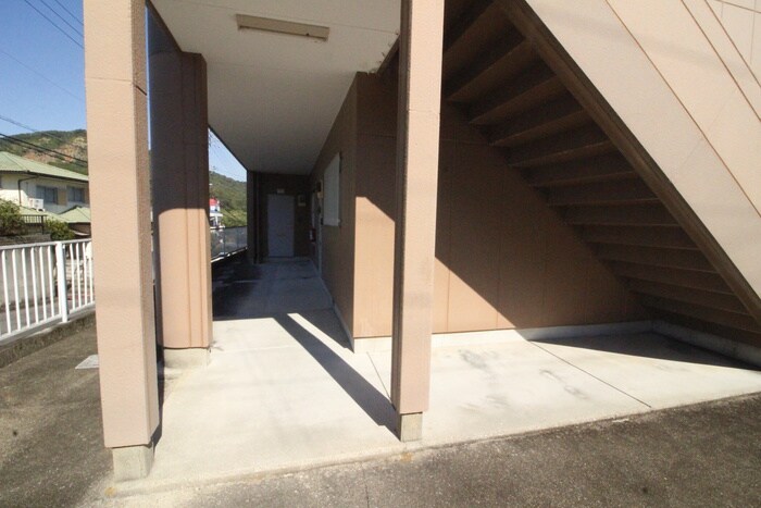 物件外観写真5　(エントランス部分)