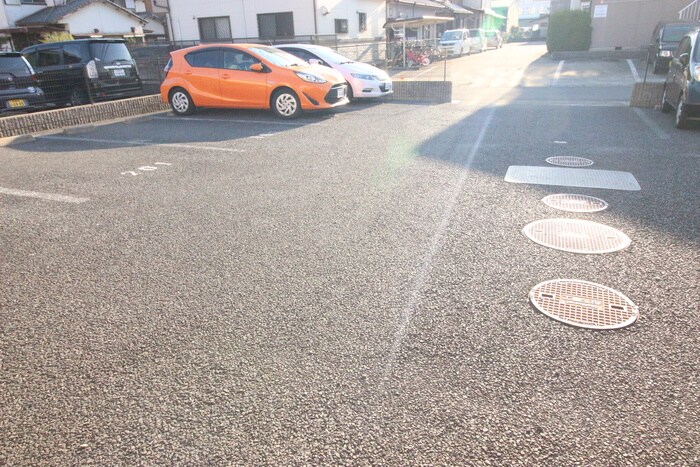 物件外観写真3　(駐車場)