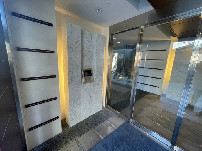 物件外観写真2　(エントランス部分)