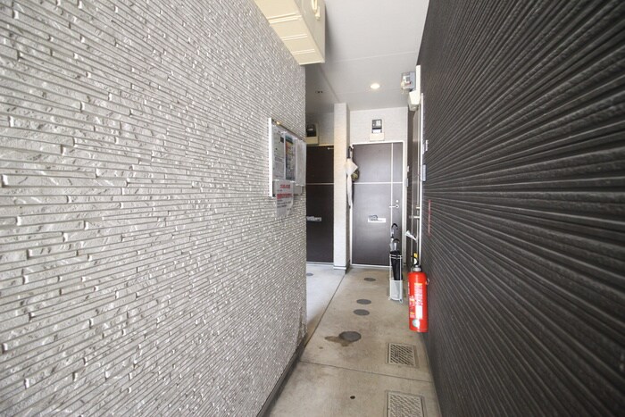 物件外観写真4　(エントランス部分)