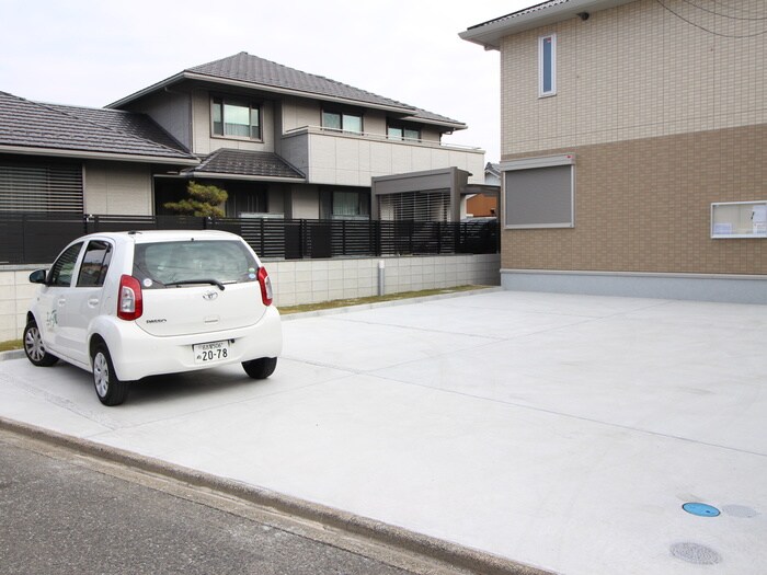 物件外観写真3　(駐車場)