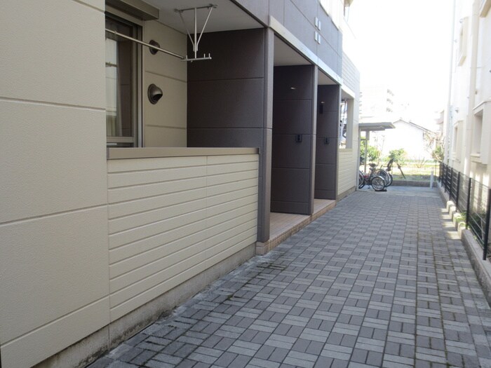 物件外観写真6　(エントランス部分)