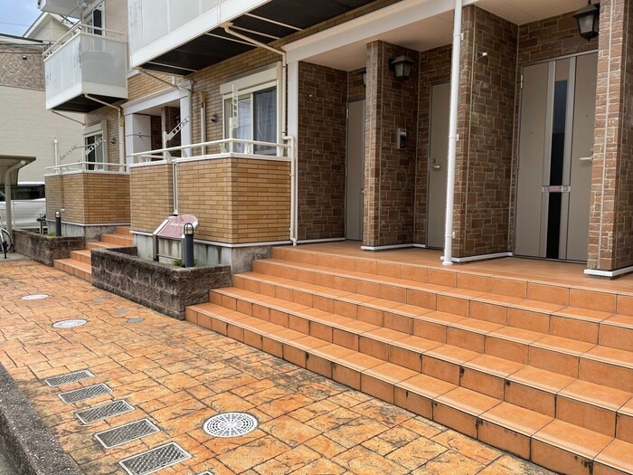 物件外観写真2　(エントランス部分)