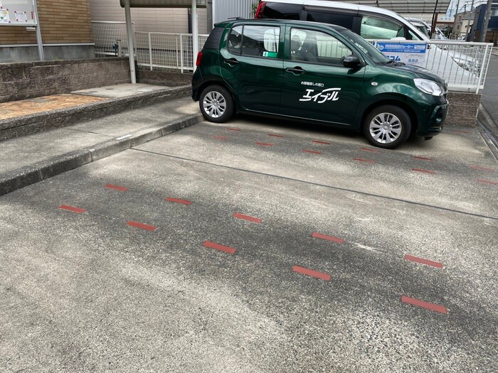 物件外観写真5　(駐車場)