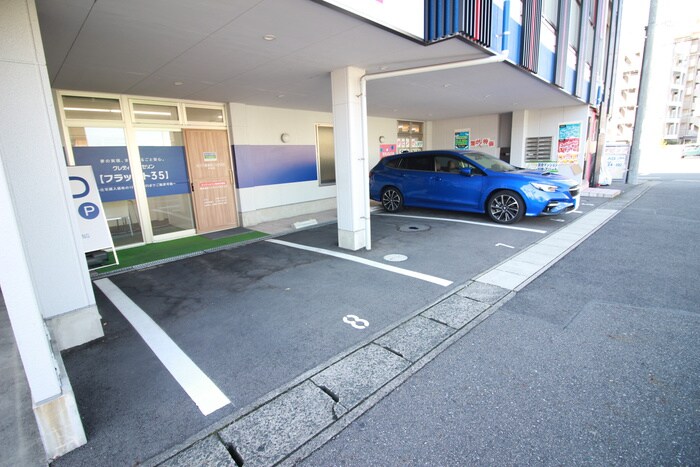 物件外観写真3　(駐車場)