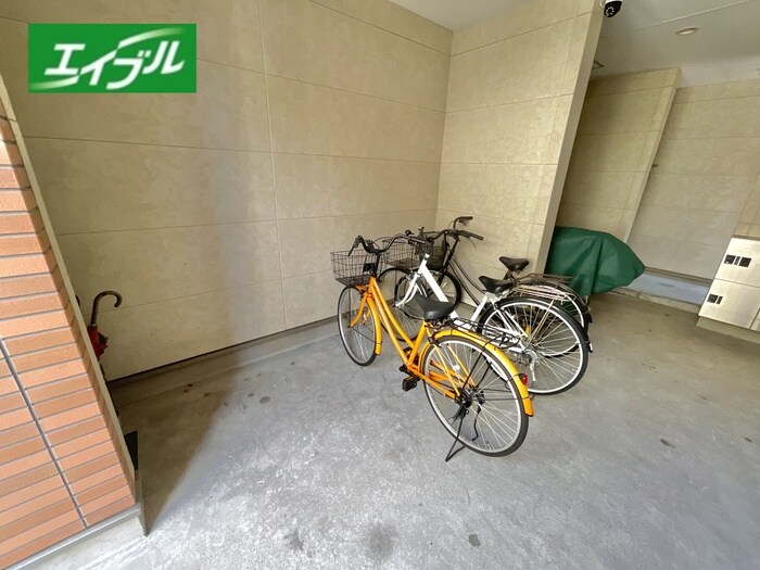 物件外観写真3　(駐輪場)