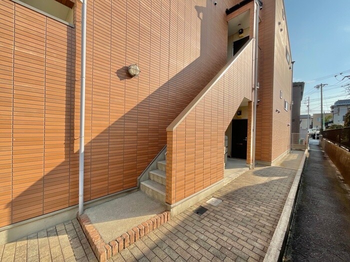 物件外観写真5　(エントランス部分)