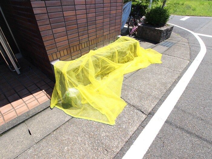 物件外観写真6　(バイク置き場)