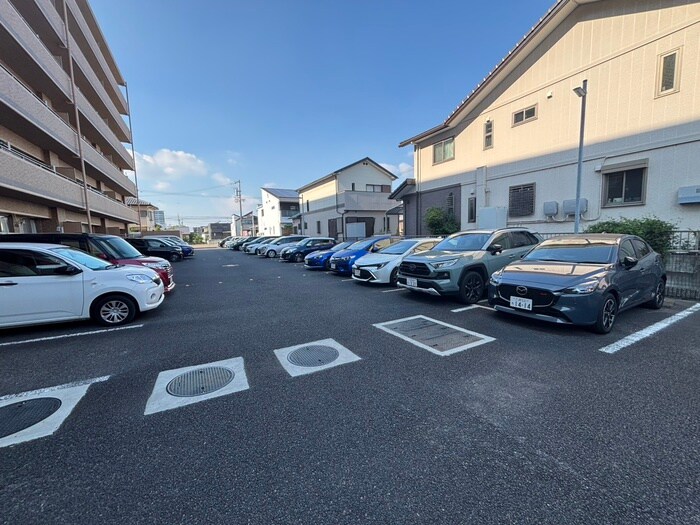 物件外観写真4　(駐車場)