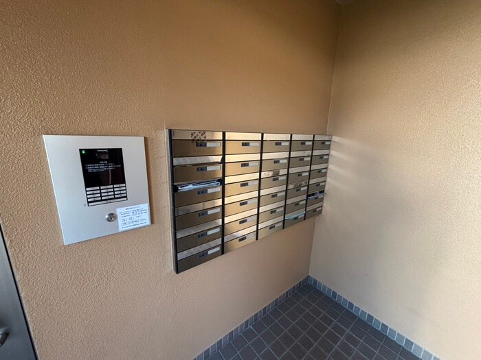 物件外観写真5　(エントランス部分)