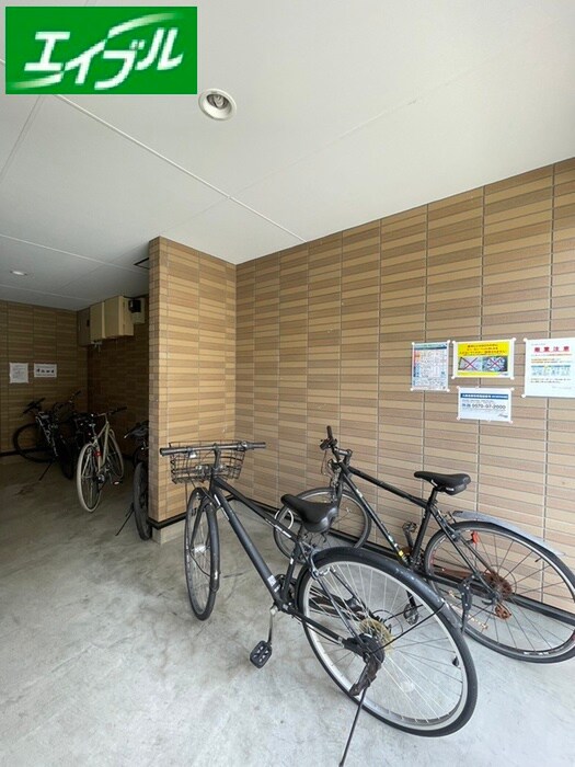 物件外観写真3　(駐輪場)
