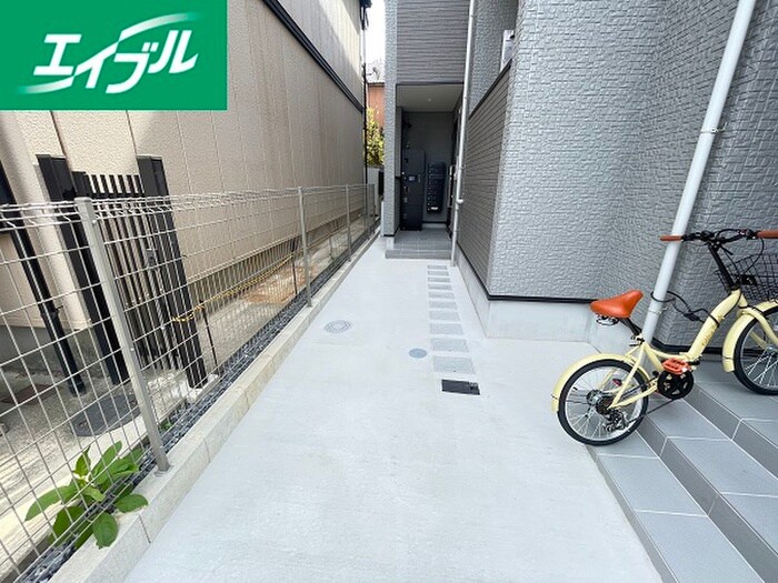 物件外観写真6　(エントランス部分)