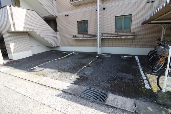 物件外観写真3　(駐車場)