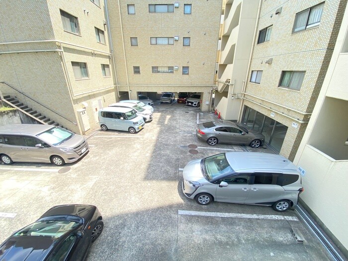 物件外観写真4　(駐車場)