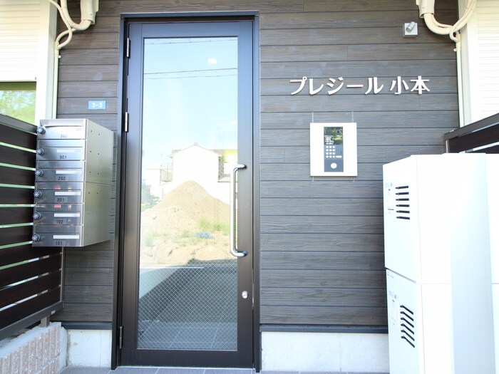 物件外観写真3　(エントランス部分)