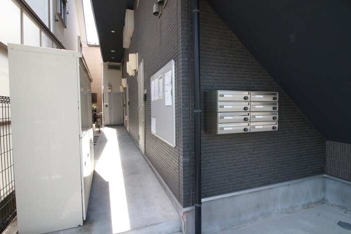 物件外観写真4　(エントランス部分)