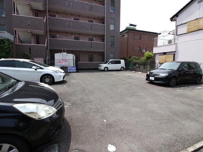 物件外観写真2　(駐車場)