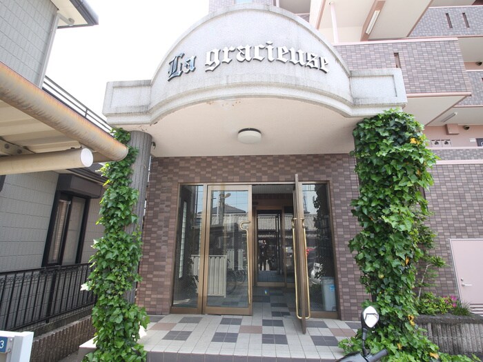 物件外観写真4　(エントランス部分)