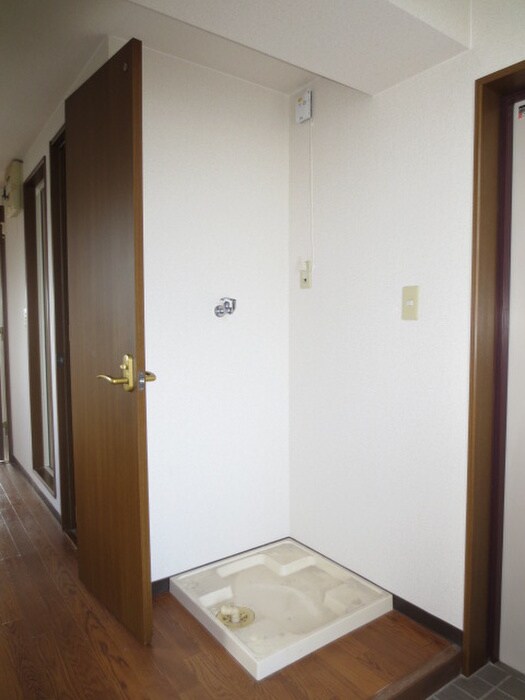 物件内観写真13　(洗濯機置場)