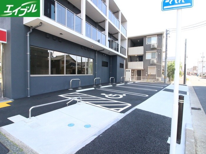 物件外観写真2　(駐車場)