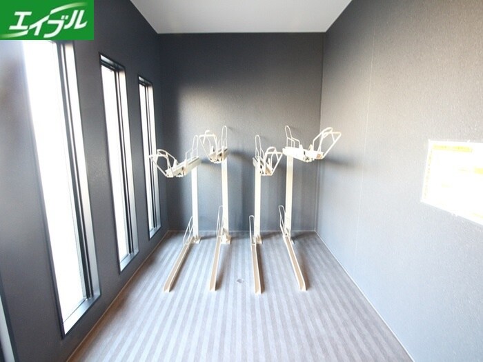 物件外観写真3　(駐輪場)