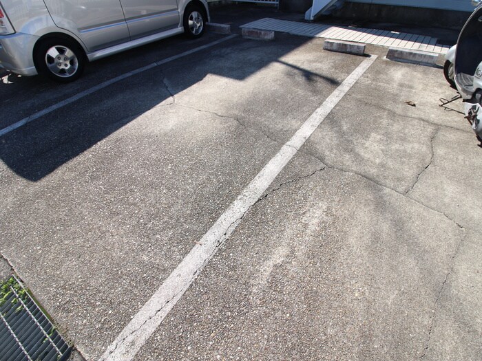 物件外観写真3　(駐車場)