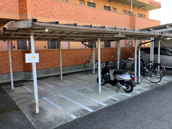 物件外観写真3　(駐輪場)
