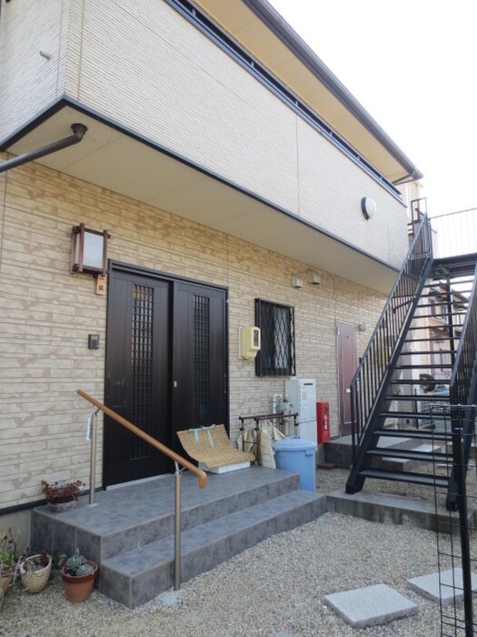 物件外観写真3　(エントランス部分)