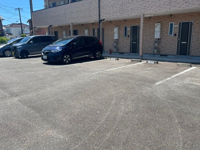 物件外観写真3　(駐車場)