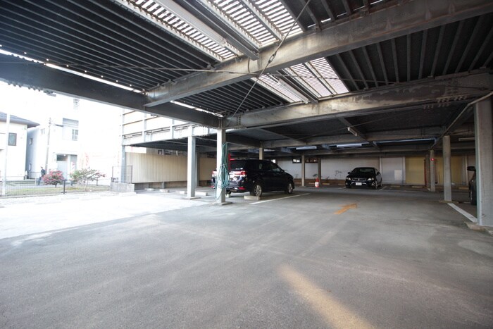 物件外観写真5　(駐車場)