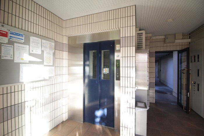 物件外観写真6　(エントランス部分)