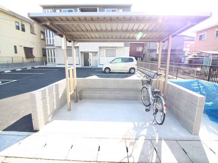 物件外観写真4　(駐輪場)