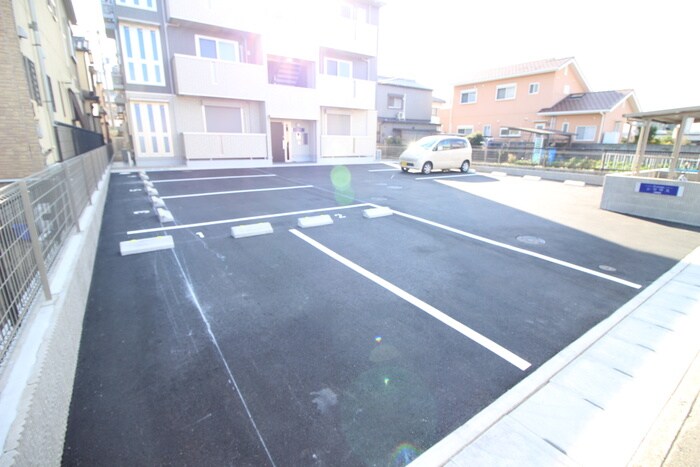 物件外観写真5　(駐車場)