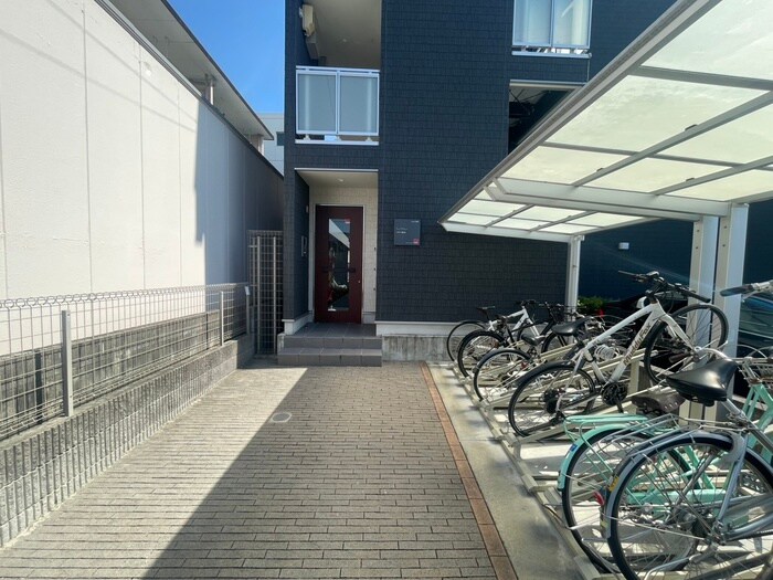 物件外観写真2　(エントランス部分)