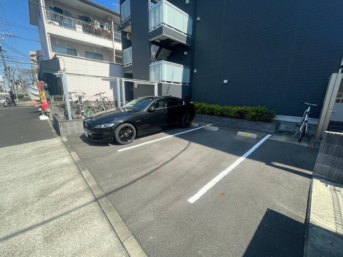 物件外観写真3　(駐車場)