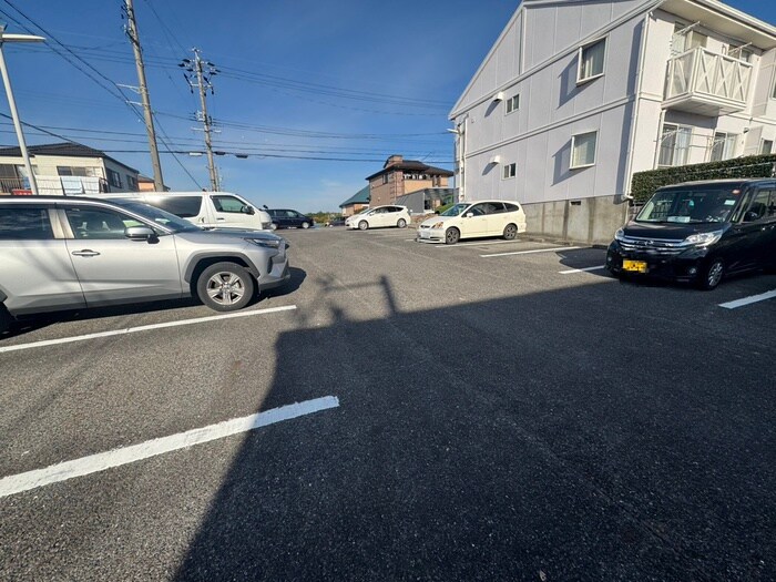 物件外観写真4　(駐車場)