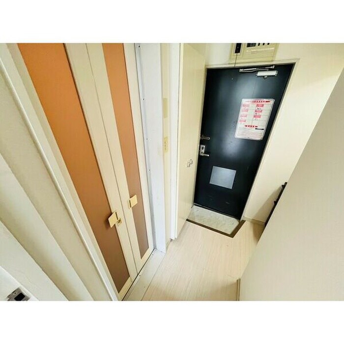 物件内観写真3　(玄関)