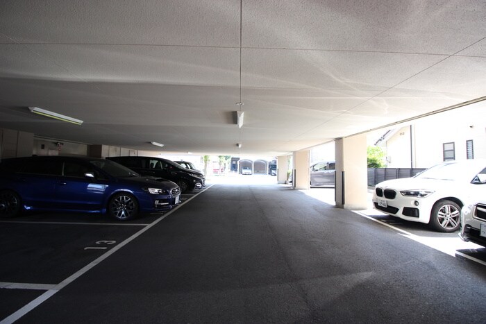 物件外観写真4　(駐車場)