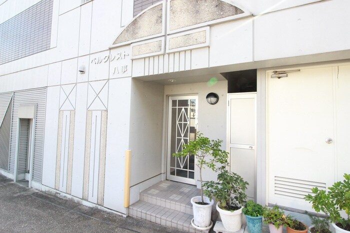 物件外観写真3　(エントランス部分)