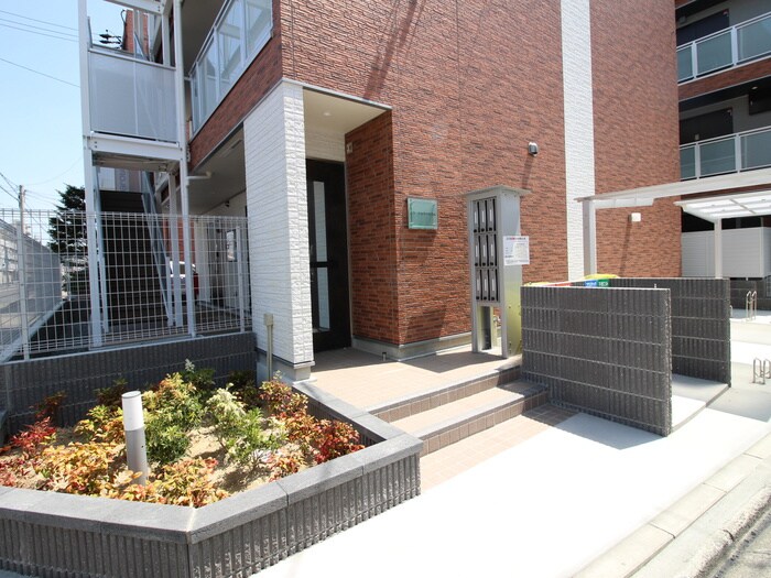 物件外観写真6　(エントランス部分)