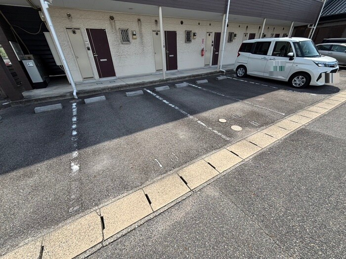 物件外観写真3　(駐車場)